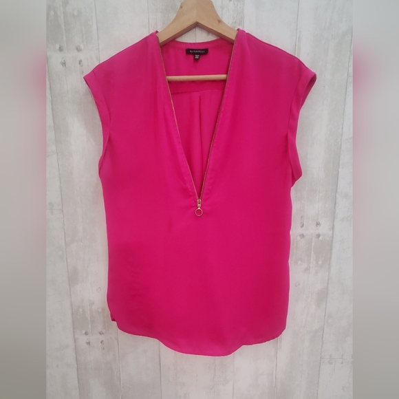 💚5/$25 Dynamite Bright Fushcia Pink Zip Up Short Sleeve Blouse Size XS - Picture 1 of 4